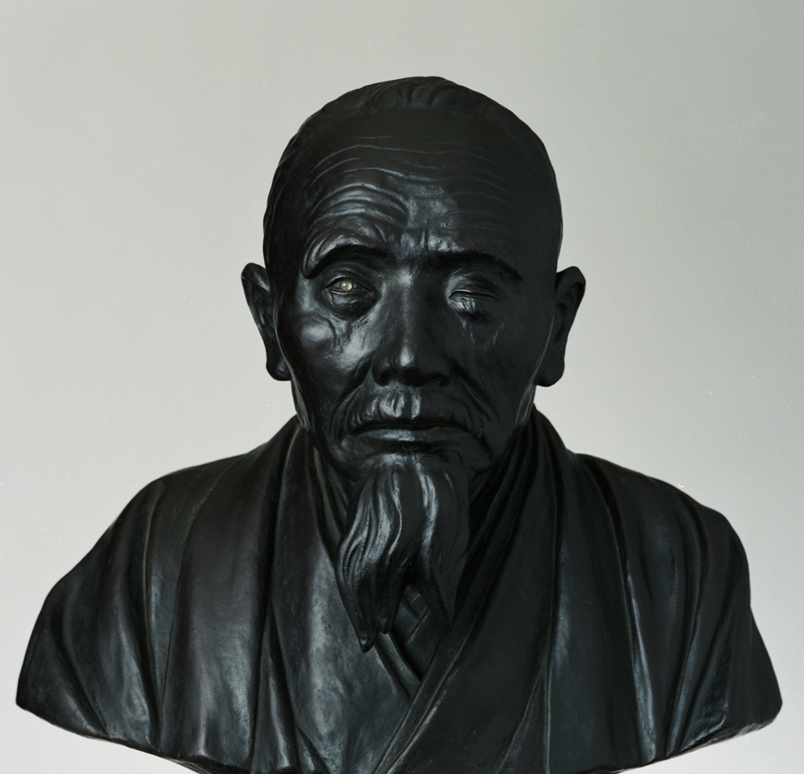 日本橋支社にある、石川梅吉の胸像